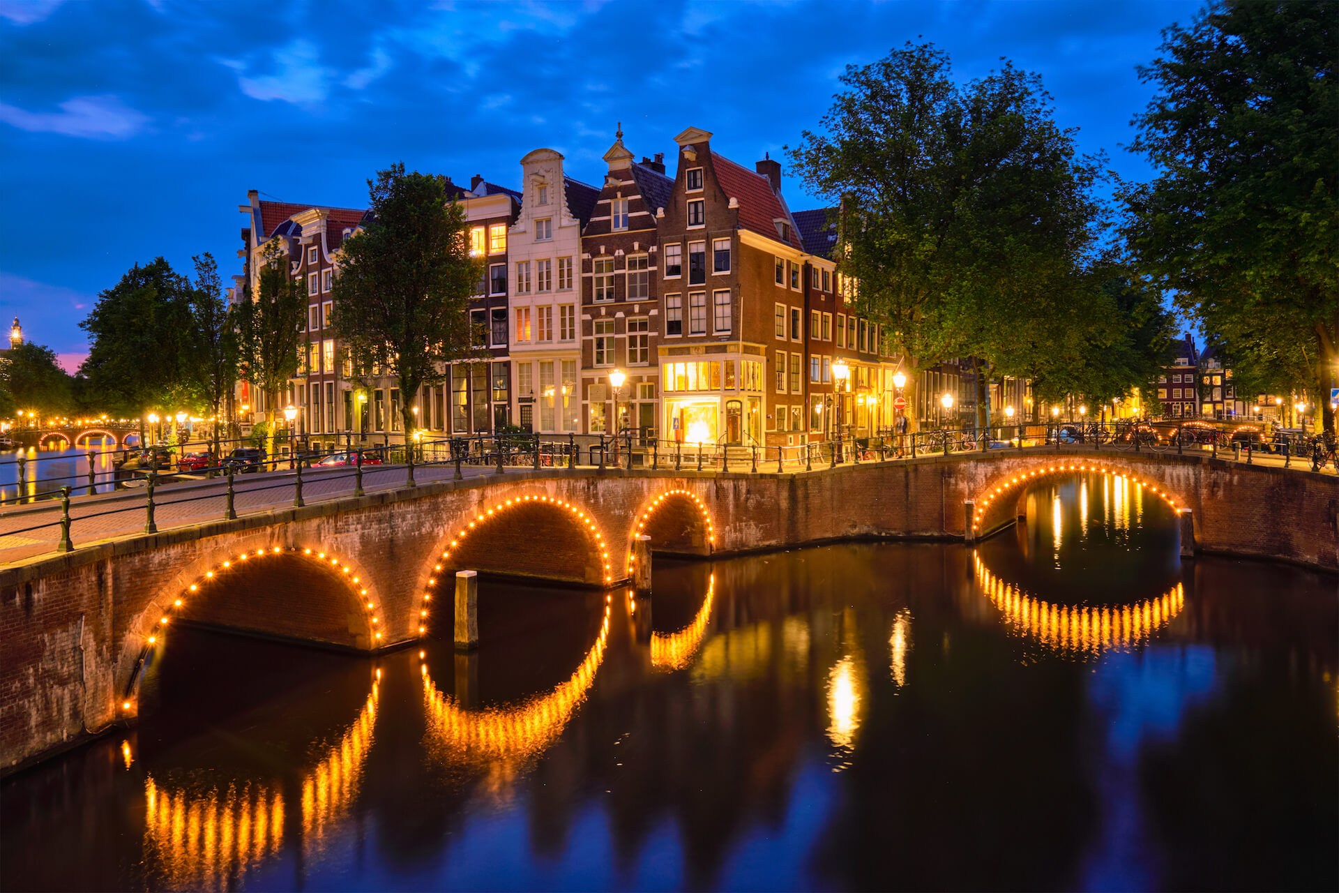 Amterdam canal, bridge and medieval houses in the evening - museuly